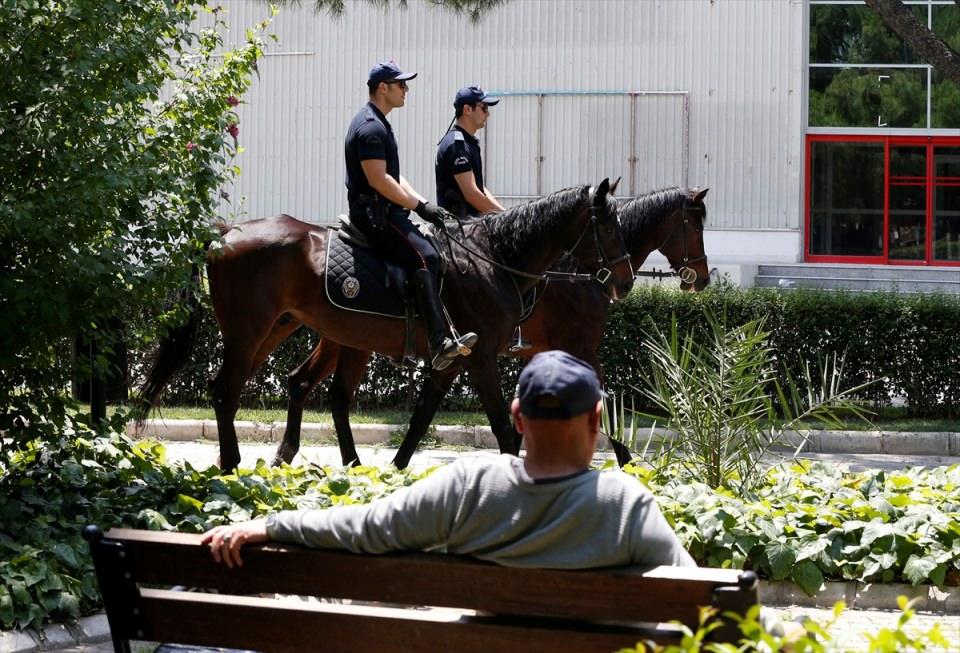 <p>Maçlarda taraftar gruplarının karşılaşmaması için çevik kuvvet polisleri olarak hat çekiyoruz. Bu hattı atlarla birlikte yaptığımız zaman daha caydırıcı oluyor. </p>