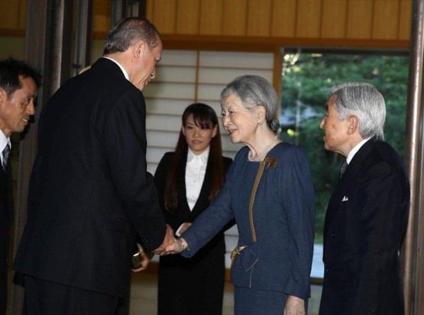 <div>Kral ve eşi Cumhurbaşkanı ve eşi Emine Erdoğan'ı kapıda uğurladı.</div>
<div> </div>