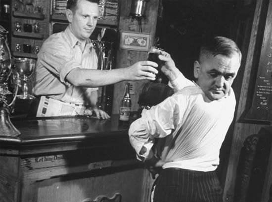 <p>Başını arkaya çeviren barmen, Life arşivinden çıkan gerçek fotoğraflardan biri... İşte derginin diğer kareleri...</p>

<p> </p>

