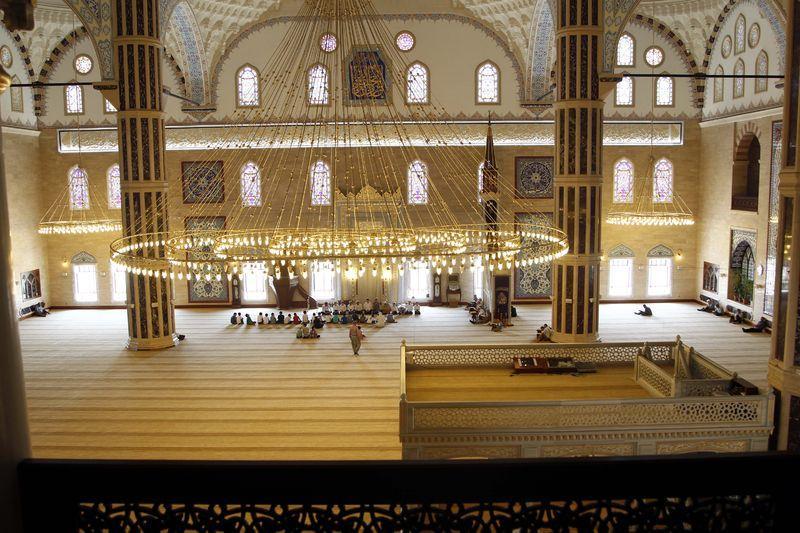 <p>Ayrıca yılın belirli mevsimlerinde farklı etkinliklerle de düzenlediklerini dile getiren Şirikçi, "Abdulhamithan Camisi yalnızca ibadethane olarak görülmesin, şehrin nabzı camide atsın istiyoruz. Yapılan etkinlikler ve ziyaretlerle bunu sağladığımızı düşünüyorum." dedi.</p>

<p> </p>

