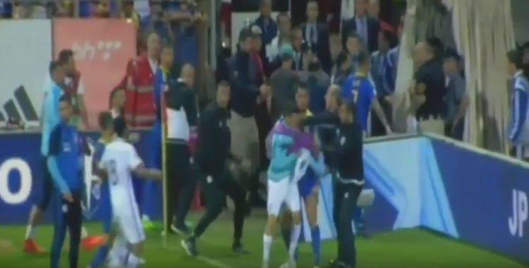 <p>Yumruğun etkisiyle yere yığılan Yunan futbolcunun dişleri kırıldı.</p>
