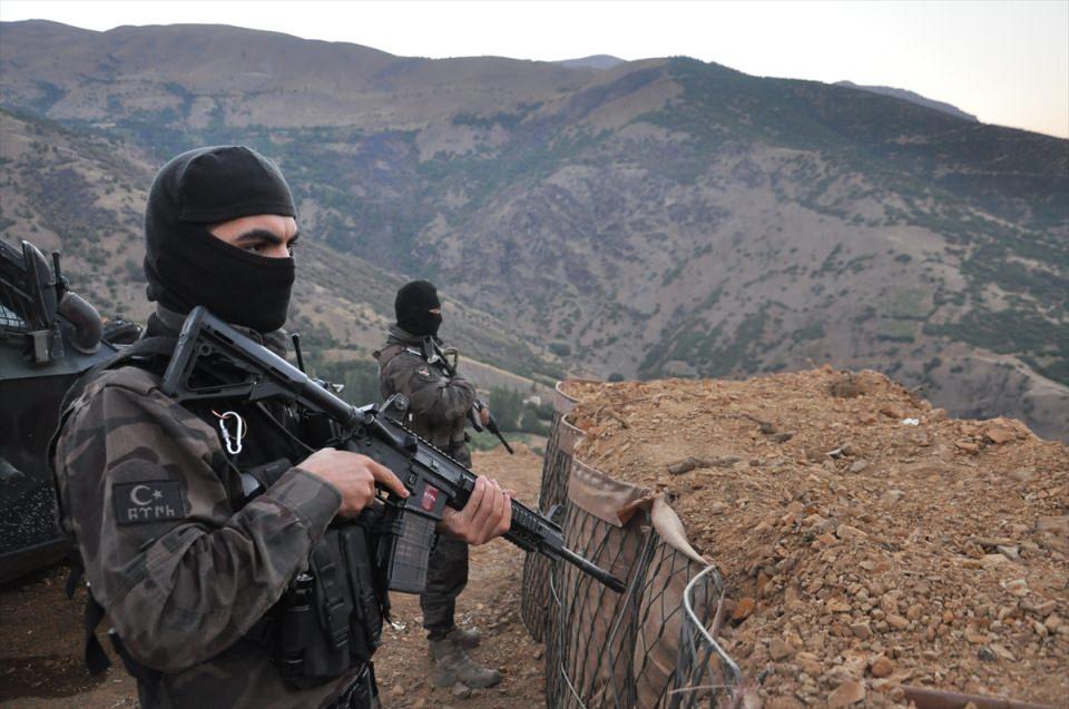 <p>İlçenin giriş çıkışlarına ve hakim tepelerine kurulan, son teknolojiyle donatılan zırhlı araç ve güvenlik noktalarında 7 gün 24 saat görev yapan özel harekatçılar, PKK'lı teröristlerin yurda sızmasını engelliyor. </p>

