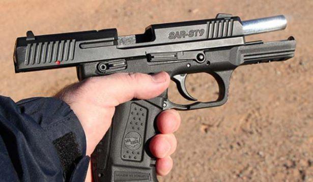 <p><strong>ABD’DE ‘SAR ARMS’ OLDU</strong></p>
<p>Dünyanın bir numaralı şirketi Remington’a otomatik tüfeği Sarsılmaz’ın yaptığına dikkat çeken Aliş, markalarının ilk 15’te, fabrikalarını ise ilk 5 içinde yer aldığına dikkat çekerek şunları söyledi: “Dünyada ilk 15’teyiz, amacımız ilk 5 marka arasında yer almak. ABD’de, ‘Sar Arms’ ismiyle bir şirket kurduk. İsim haklarını aldık. Yakında imalata başlıyoruz. ‘Sar Arms’ markasını ABD’de tescil edince satışlarımız % 20 arttı. Eğer, ‘Made in USA’ yaparsak % 50 daha artacaktır. Sar Arms, ABD polisi ve askeri tarafından kullanılıp, referans olunca daha fazla satmaya başladık.”</p>