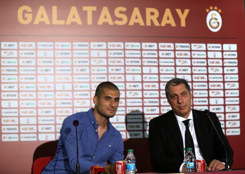 <p>Galatasaray, Kasımpaşa'dan transfer ettiği Türk asıllı İsviçreli futbolcu Eren Derdiyok ile sözleşme imzaladı. Derdiyok basına poz verdi.</p>
<p> </p>