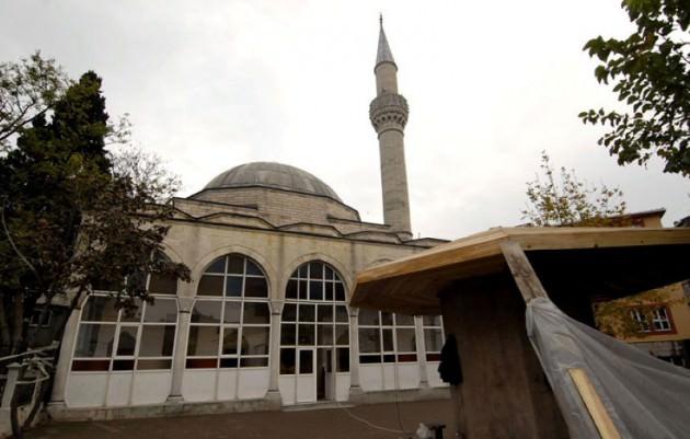 <p>DRAMAN YUNUS CAMİİ: Draman Yunus Camii ya da Tercüman Yunus Camii İstanbul'da Fatih ilçesinde Draman'da Derviş Ali mahallesinde bir camidir. Caminin mimarı Mimar Sinan'dır. Eskiden külliye olan cami imaretinden geriye sadece cami kalmıştır. Kanuni Sultan Süleyman'ın tercümanlarından Drağman Yunus Bey tarafından yaptırılmıştır. Tekke ve medreseli ilk cami Sünbüli tekkesi merkezlerindendi.</p>