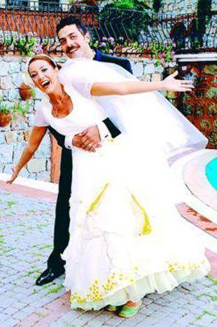 <p>Dolunay Soysert ile Sinan Tuzcuoğlu</p>