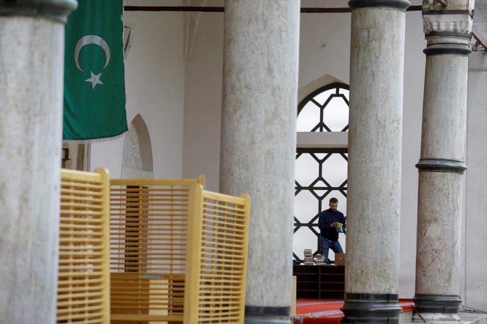 <p>Kosova'nın başkenti Priştine'de ise Kosova İslam Birliği (Diyanet İşleri Başkanlığı) tarafından iftar etkinlikleri düzenlenecek. Türkiye'den çeşitli kuruluşların da desteğiyle Kosova İslam Birliği tarafından birçok şehirde iftar çadırları kurulacak, Türkiye'den gönderilen 5 bin gıda paketi ihtiyaç sahiplerine dağıtılacak.</p>
<p> </p>