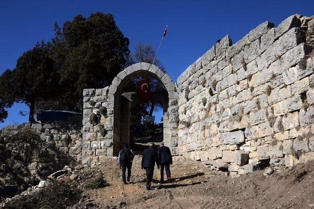 <p>Mersin'in Tarsus ilçesindeki Gülek Kalesi, uçurumun kenarında duruluyormuş görüntüsü veren fotoğrafların sosyal medyada yayılmasının ardından ziyaretçilerin ilgi odağı haline geldi.</p>

<p> </p>

<ul>
</ul>

<ul>
</ul>
