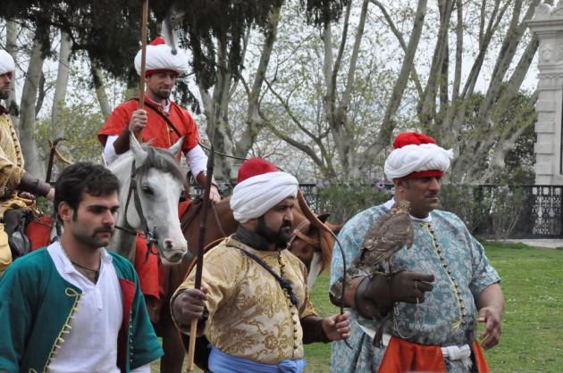 <p>Saray içindeki Enderun Avlusu, okçuların idman ve gösteri yaptıkları yer olarak zaman zaman da padişahların heyecana dayanamayıp sporcularla müsbakalar yaptığı saray içindeki tarihi alanlardan biri..</p>