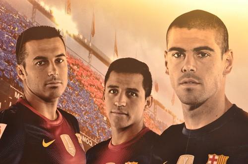 <p>Girişin iki yanında asılı Barcelona futbolcularının fotoğrafları.</p>