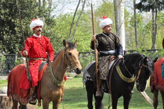 <p>Sanatçı Cemal Hünal ve arkadaşları at üstünde ok atma gösterisi ve değişik gösterilerle şenliği izleyen yerli ve yabancı yüzlerce turiste heyecanlı dakikalar yaşattı.</p>