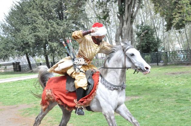 <p>Özellikle IV. Murad döneminde en güzel atlar, en güzel koşumlar ile süslenmiş ve Enderun arka avlusunda okçular idman ve gösterilerde bulunmuşlardır. Bizzat padişahların da Sofa Köşkü, Bağdat Kasrı gibi seyir köşklerinden bu gösterileri izlediği, IV. Murad'ın kendini tutamayıp, heyecana kapılıp zaman zaman sahaya indiği bilinir.</p>