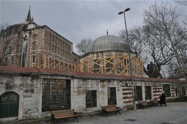<p><span>Eyüp Belediyesi ilçedeki tarihi dokuyu ve kültürü korumak için eski eserleri yeniden orijinalleri gibi restore ettiriyor.  Üçgen ada ve çevresindeki tarihi eserleri tek tek restore ettiren Eyüp Belediyesi, 1577 yılında Mimar Sinan tarafından yapılan Zal Mahmud Paşa Camii ve Külliyesi’nin restorasyon çalışmasını başlattı.</span></p>