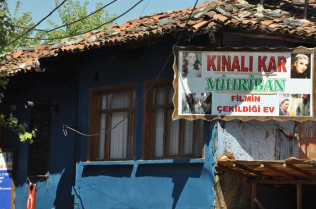 <p>Sokaklar belli bir plan göstermez. Yapılışları, eğimli köy arazisine uygun olup, bazı sokaklar bu nedenle çıkmaz niteliktedir.</p>