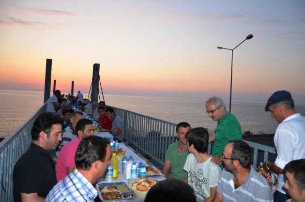 Karadeniz sahil yolunda iftar keyfi