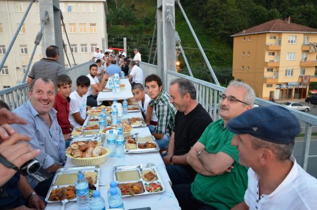 Karadeniz sahil yolunda iftar keyfi