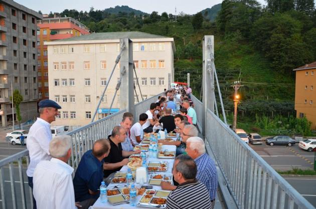 Karadeniz sahil yolunda iftar keyfi