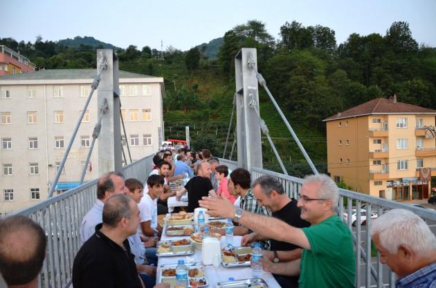 Karadeniz sahil yolunda iftar keyfi