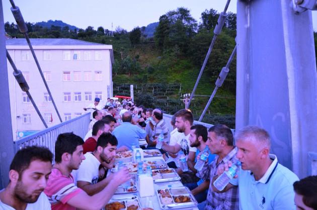 Karadeniz sahil yolunda iftar keyfi