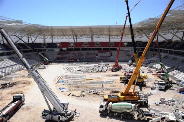 <p>XVII. Akdeniz Oyunları'na ev sahipliği yapacak olan Mersin, 24 ülkeden yaklaşık 6 bin 500 sporcu ağırlayacak. Yapımı devam eden spor komplekslerinin yüzde 90’ı bitmiş durumda. Mersin Arena Stadyumu’nda 3 bin işçi çalışıyor ve stadın yapımının 30 Mayıs tarihinde bitmesi hedefleniyor..</p>