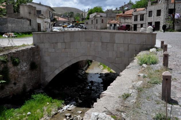 Oysaki Sille Meydanı, köprüden içeriye girdiğinizde sizi bir çocuk sevinci ile karşılıyor. Köyün yaşlıları genellikle köy meydanındaki kahvede oturuyor. İlk bakışta sevimli bir Anadolu kasabası gibi görünse de, burası Konya'nın bir mahallesi. İki yana dizili az katlı yapılar arasında ilerlerken, köprünün sol tarafında tarihi bir kalıntı göze çarpıyor. 