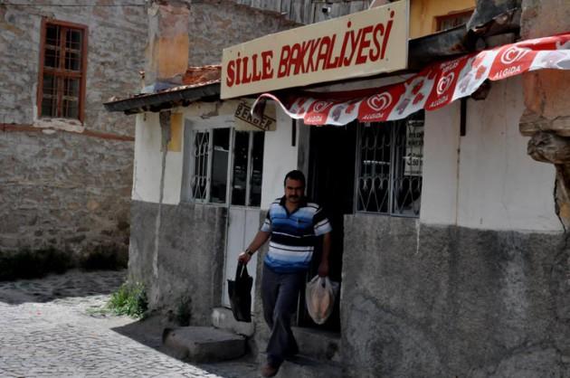 Sille'nin de içinde yer aldığı bölge ile ilgili yazılı metinlere Hititler döneminde rastlanmış. Sille'nin tarih literatüründe yerini alması hep Konya ile birlikte olur. Roma ve Bizans dönemlerinde Sille daha çok önem kazanır. Bunun temel nedeni Romalı Komutan Aziz Pavlus'un ikametgâhmın burada bulunmasıdır. Türkler 1073'te Konya'yı alınca kentte yeniden bir düzenlemeye gidilmiş, kale içindeki bir kısım halk Sille'ye gönderilmiş, bunlardan boşalan yerlere ise Türk aileler yerleştirilmiş, Konya'dan Sille'ye sürülen halkın çoğunluğunu gayrimüslimler oluşturmuş. 