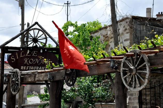 Bu kadar derin bir kültürün olduğu yerde folklorik alt yapının olmaması elbette düşünülemez. Zira kentlerin sosyolojik ve ekonomik gelişmeleri beraberinde folklorik alt yapıları da yeşertir. Sille için de bu sosyolojik kural bozulmamıştır. Ekonomik bakımdan zengin olan Sille halkı, âşıklarını ve türkülerini de geçmişten günümüze taşımıştır. Gurbetteki yabancılık ve hüzün elem ve kedere dönüşünce, çekilen çile ve hasret mısralara dökülüp bir de dillerde türkü olunca, Sillelilerin tek teselli kaynağı türküler olmuş, Sille'den çok şair ve âşık çıkmasının en önemli nedenlerinden biri, doğuştan gelen yetenek ve bunun kabuğunu kaldıran gurbet acısı. Sille topraklarından çok sayıda âşık ve şair çıkmıştır ve bunlar içinde en çok dikkat çeken Aşık Mansur'dur. Sille'nin kültür ve sanat hayatı hakkında geniş bilgiye sahip olan Aşık Mansur, yeni nesillere bağlamasıyla geçmişi anlatmayı da görev bilmiş.