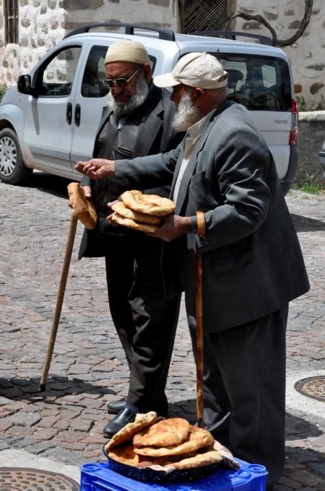 Sorraları süsleyen gavinna  Düğünlerin, şenliklerin ve eğlencelerin en vazgeçilmez tatları; onlar Sille'nin en lezzetli yüzüydü ve öyle olmaya devam ediyor. Silleli annelerin elleriyle de dünden bugüne taşındılar. Dün Konya'nın baş sofrasını süsleyen Sille yemekleri, şimdilerde kentin ve yaşamın kıyısına itilmiş. Sille'de, gelen misafirlere özel olarak hazırlanan mahalleye özgü yemekler de bulunuyor. Yemekler içinde ayrı bir yeri olan balık, taze ve kurutulmuş olarak yenilebiliyor. Kurutulmuş balığa Sille'de "gavinna" deniyor.