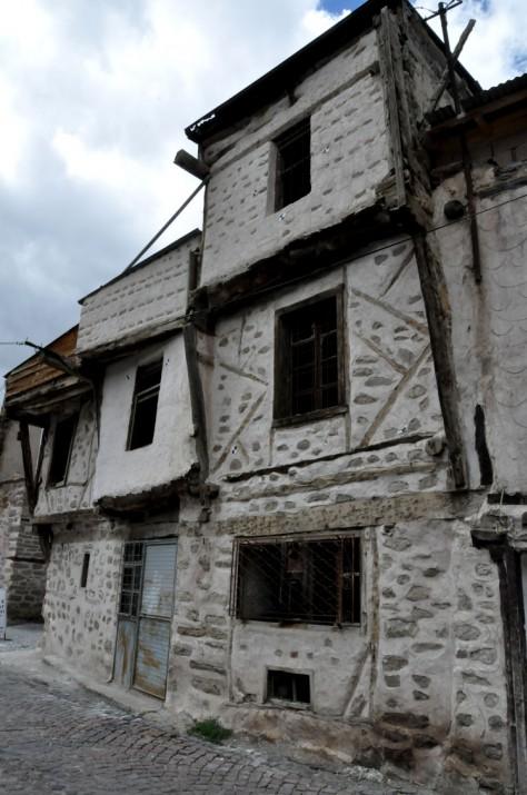 NE YAPILIR?  Fotoğraf meraklıları için vazgeçilmez bir yer olan Sille, içinde barındırdığı pek çok doğal ve tarihi mekânla deklanşöre basmanızı bekliyor. Tabiatın ve tarihin son derece cömert davrandığı Sille, kendine özgü havasıyla ziyaretçilerini farklı bir coğrafyaya davet ediyor. 