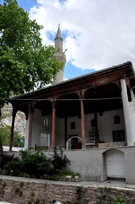 Silleden küçük notlar  İlmik ilmik dokunan ve her biri farklı manalar taşıyan Sille halıları, kendine has malzeme, motif ve desenleri ile yurtiçinde ve yurtdışında halı pazarlarının aranan türlerinden. Konya ve çevresindeki mimari yapıların çoğunda Silleli ustaların emeği bulunuyor. Sille'de pişmiş toprak işçiliği eskiden beri başta gelen geçim kaynaklarından biri. Sille'de bugün mum da imal ediliyor. Sille aynı zamanda hattatlarıyla da ünlü bir mahalle. Sille daha kadınların seçme ve seçilme hakkı yokken meclise ilk kadın milletvekili sokan yöre. 