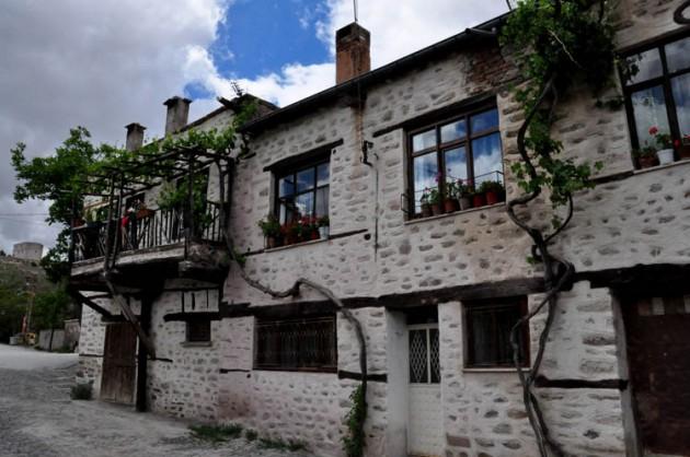 (FOTOĞRAFLAR: FERHAT ESNEK) Tarih boyunca kavimlerin, uygarlıkların birbirine kavuşup kaynaştığı, Konya'nın güneşi altında derin bir gölge gibi duran, küçük bir mahalle Sille.