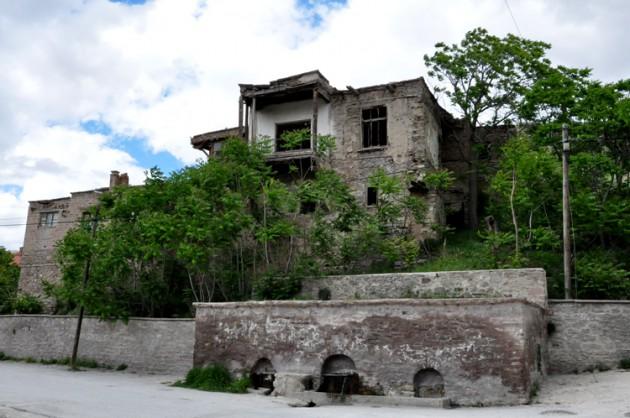 Biraz daha yakından bakıldığında Selçuklulardan kalan bir hamam olduğu anlaşılan bu kalıntı, zamana karşı çaresizce direniyor. Çeşmeli sokaklar arasında ilerlerken, eski bir kilise tarihin ayrı bir kesiti olarak karşınıza çıkıyor. 