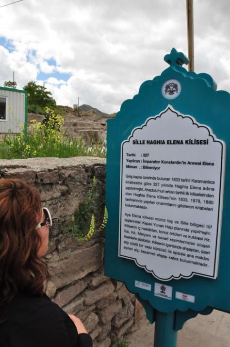 Pek de bakımlı gözükmeyen bu kilise, bir zamanlar Hristiyanlık dünyasının ünlü tapınaklarından biri olan "Ayia Eleni Kilisesi"nden başka bir şey değil. Sillenin içinde ve yakın çevresinde, irili ufaklı daha pek çok kilise var. Bunların çoğu kayalardan oyularak oluşturulmuş. Anadolu Hristiyanlık tarihinin önemli eğitim merkezlerinden olan Ak Manastır, tarihte ilgili kilisenin birkaç ismi var. Hagios Khariton Manastırı ya da Devri Eflatun Manastırı sanki dağ tarafından yutulmuş gibi. 