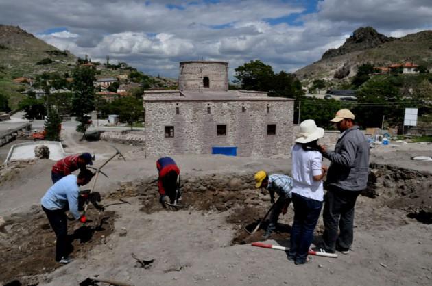 Aradan geçen yıllar ve buna eklenen ilgisizlik, tarihi kilisenin harabe haline gelmesine neden olmuş. 1306 yılında inşa edildiği kabul edilen Hacı Ali Ağa Hamamı da bu ilgisizlikten nasibini alan bir diğer tarihi yapı. Subaşı hamamın durumu ise Hacı Ali Ağa Hamamı'na göre daha iyi. Her iki hamamın da restore edildiği takdirde yeniden eski ihtişamlarına kavuşacakları muhakkak. Her ikisi de bakımsız ama güzel birer kadına benziyor.