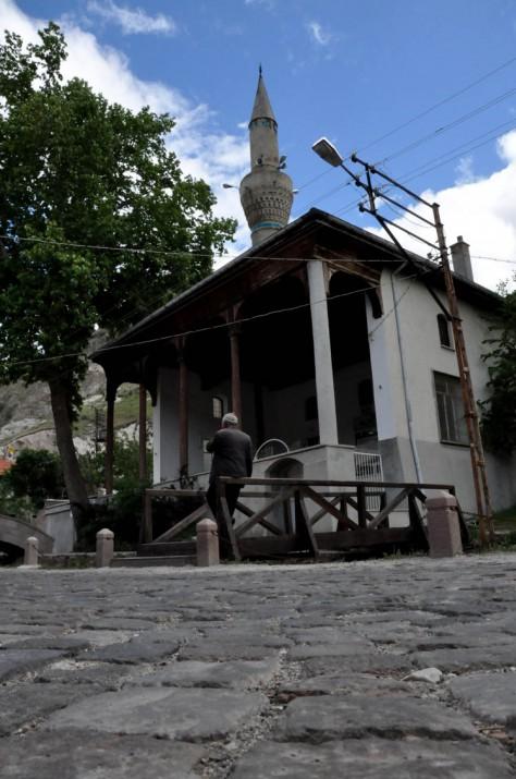 Dar, topraklı yollar eskilerinin ayak izlerini üzerinde taşırken yenilere de asla hayır demiyor Sille sokakları.