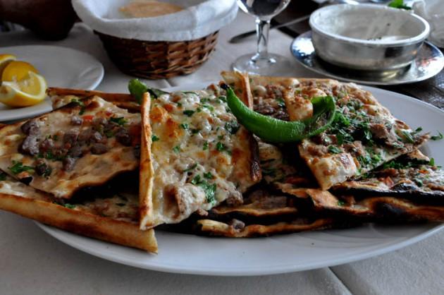 Sonrasında meşhur etli pide ...