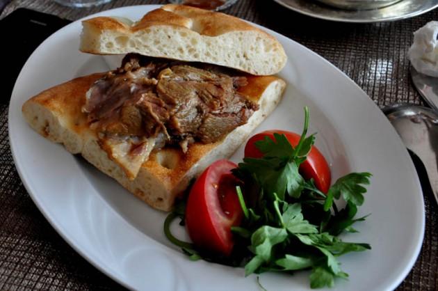 Ya da fırın kebabını da tadabilirsiniz. 