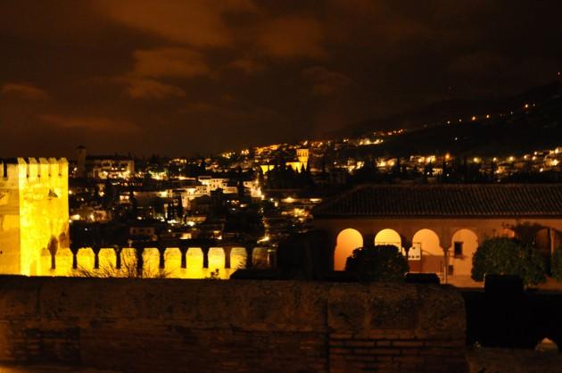 <p>Şehrin El Hamra'nın bulunduğu tepeden gece görünümü.</p>