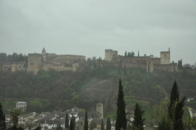 <p>Endülüs Özerk Bölgesi'nin en büyük şehri ve Endülüs Emevileri'nin de merkezi Granada.</p>