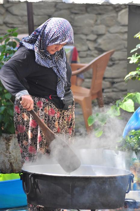 <p>Hayat  bölümünden geçilen iç avludaki fırında ekmek ve börek-<br /> çörek pişirilir. Şaraphane denilen ahşap teknelerde üzümler <br /> sıkılır, kazanlarda pekmezler kaynatılır.</p>