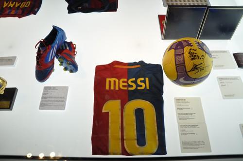 <p>Ve işte dünyanın en başarılı futbolcusuna ait eşyalar: Lionel Messi.</p>