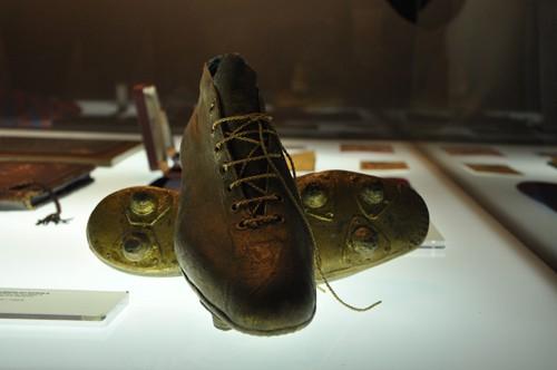 <p>Statın bahçesinde bir de heykeli bulunan Kubala'nın Barcelona'daki futbol geçmişinde 194 gol bulunuyor.</p>