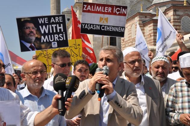 <p>Cuma namazı &ccedil;ıkışında Fatih Camii avlusunda toplanan y&uuml;zlerce kişi, &ldquo;darbeciler tek tek hesap verecek&rdquo; sloganlarıyla tepkilerini g&ouml;sterirken &ldquo;dik dur eğilme bu &uuml;mmet seninle&rdquo; sloganlarıyla da Mursi&rsquo;ye destek verdiler.</p>