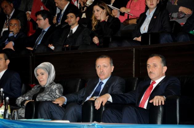 <p>Başbakan Erdoğan kendisine yoğun tezah&uuml;rat yapan davetlilere eşi Emine Erdoğan ile birlikte karanfil dağıtarak karşılık verdi</p>