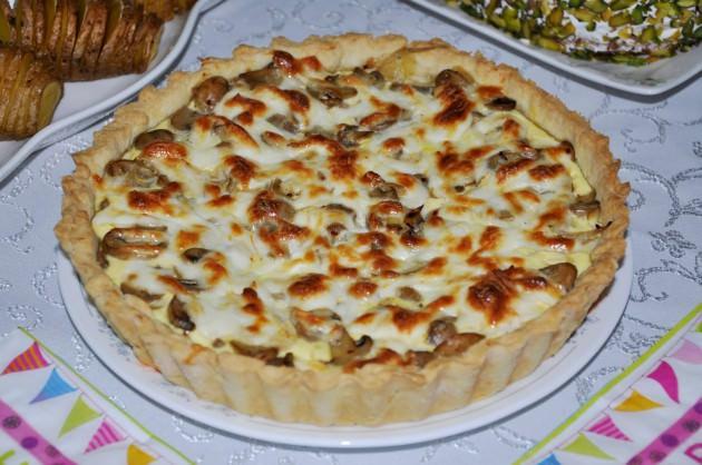 Et ve Mantarlı Tart - İngiltere'de çok meşhur olan geleneksel et ve mantarlı tartın geliştirilmesi ile yapılan bu tartta 1,000$ değerinde Wagyu sığırı eti, 3,330$ değerinde Matsutake mantarı, her biri 4,200$ değerinde iki şişe Chateau Mouton Rothschild, siyah yer mantarı ve yenebilir altın yaprakları bulunuyor. 8 kişilik olan tartın fiyatı ise 15,900$. Yani tek bir dilim 1,990$ ediyor, ancak tartın bir kadeh şampanya ile beraber servis edildiğini de unutmamak gerek.