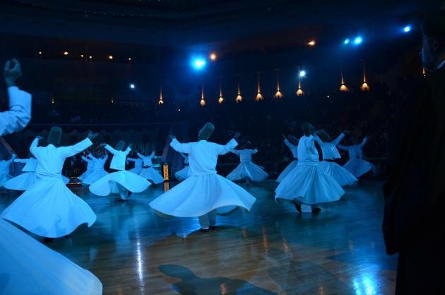 Sevgilim! Dudaklarının denizinde bağlı tuttuğun her sadafe, dudaklarının ayağına düşürdüğün her inciye ulaşmak için uğraşıyorum, fakat dil yolundan gelen, yolumu kesen eşkiyanın elinden canım ağzıma geldi. Sen eğer o güzelliklerine yol vermezsen bana da yazık, dudaklarına da yazık...