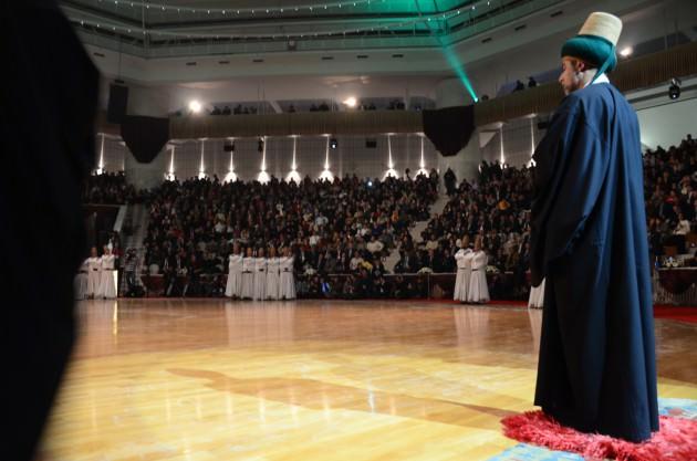 Senin aşkın, bir otlağın çevresinde at koşturuyordu. Zavallı günlüm onu gördü de, belirtisinden tanıdı. Gönlüm, varlık bağından kurtulduğu gün, ben yokluğun gizliliğinde, bilsen ne aşk oyunları oynayacağım