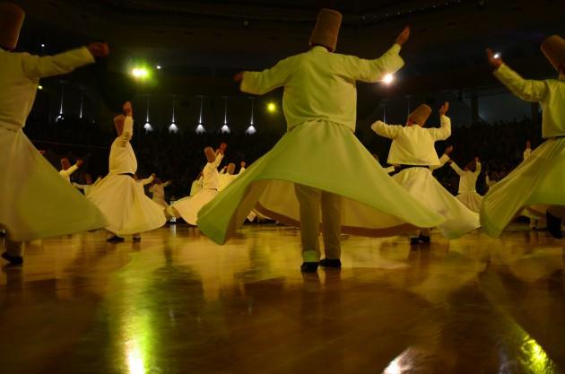 Sırlara dalanlar, sırlar içinde varlıktan kurtulanlar, bu gece, kendilerinden geçmişler, sevgili ile perde arkasında, halvetde oturmuşlardı. Ey yabancı varlık! Aşk yolundan çekil, bu gece yabancıların aramızda bulunması bizi üzer, bize zahmet verir.