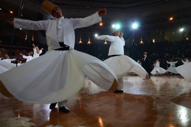 Senin gönlün o kadar hile tuzağı kurdu ki, kendini de beni de rahmet gözünden düşürdü. O, Firavun gibi Allah'ı tanımadı ve bu tanımamazlıkta Allah'dan o kadar soğudu ki, sanki alemi donduran soğuk kar onun her tarafını kapladı. Kasıp kavurdu.