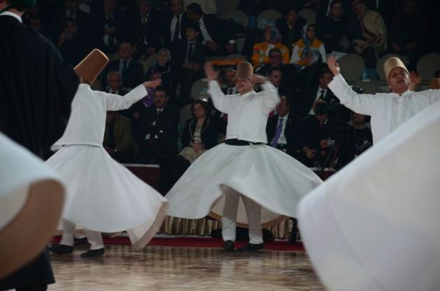 Ey câhil neisinin havasına uyan. Ey başkalarının halinden ibret almayan. Senin bütün hayrın, su içilecek yere bir tas koymaktan ibaret, sen istiyorsun ki, bu tasdan, bütün şehir halkı senin hayrına su içsinler, kansınlar, değil mi?